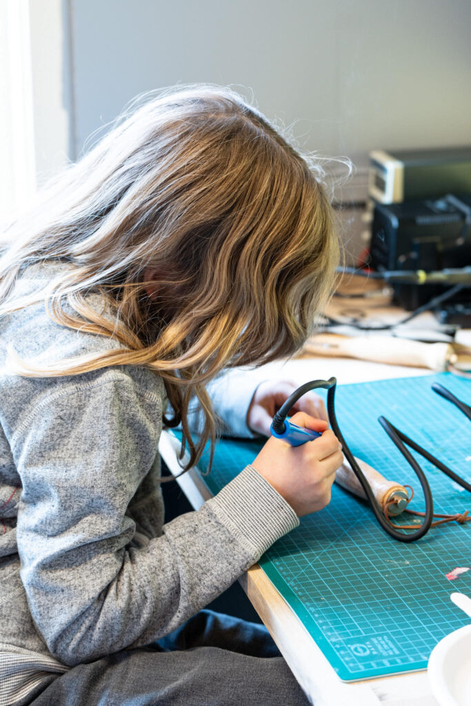 jente som svir med svijern på makerspace vesterålen